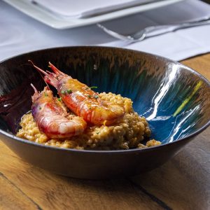Gambas salteadas con paella marinera